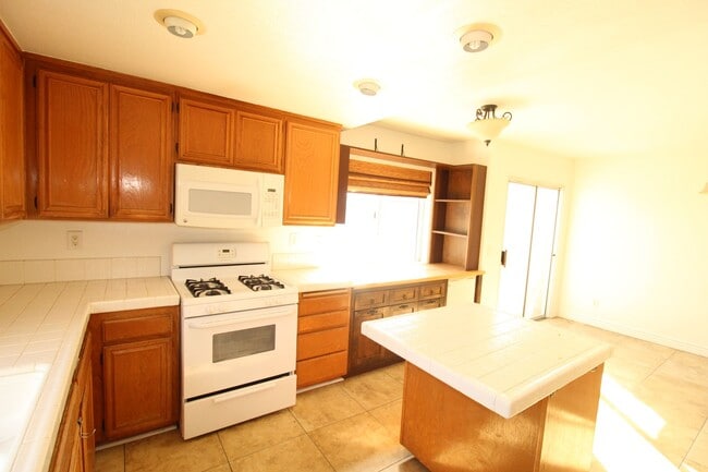 Building Photo - Cape Weston Condo with Great Layout!
