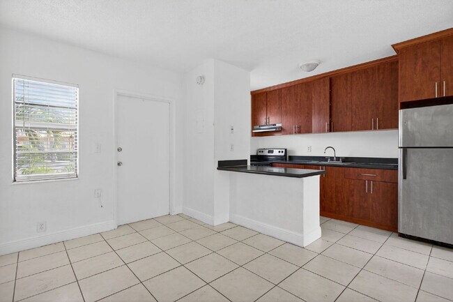 Building Photo - QUICK MOVE IN - FIRST MONTH FREE | Bright & Modern 1-Bedroom Apartment in Prime Oakland Park Loca...