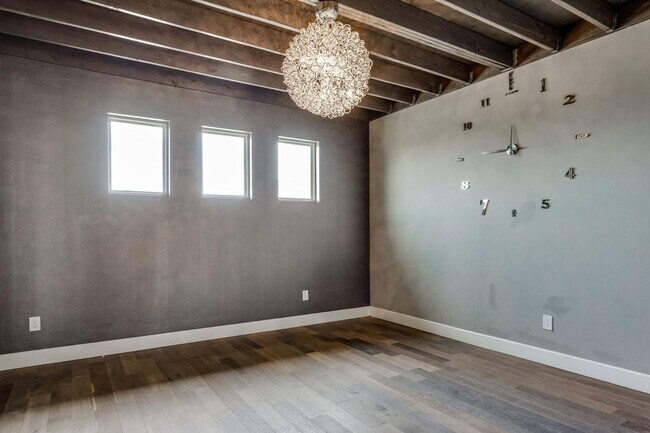Building Photo - 2125 Heavenly Dr