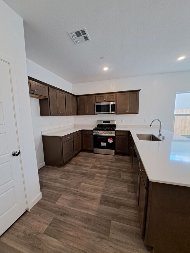 Building Photo - Beautifully Built Home! 3 bed, 2 bath