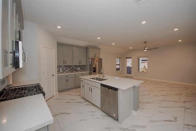 Building Photo - 15223 Mayflower St