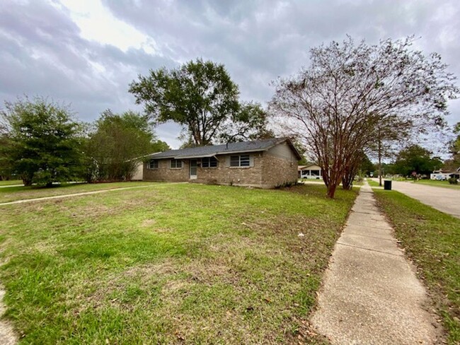 Building Photo - Newly Renovated 3 Bedroom 1.5 Bath Home in...