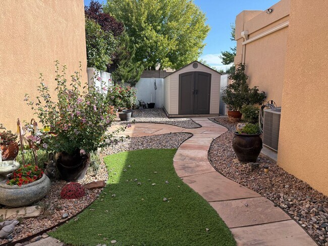 Building Photo - Desirable 3 Bed 2 Bath 2 Car Garage