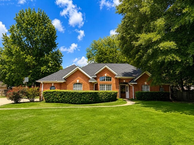 Building Photo - 206 Hunnington Dr