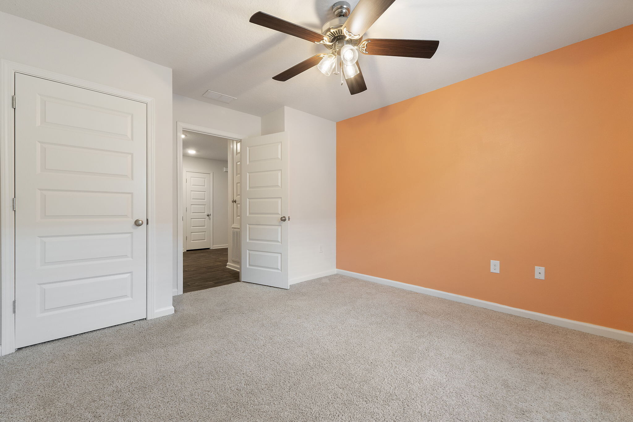 Building Photo - 7805 Lakeside Oaks Dr