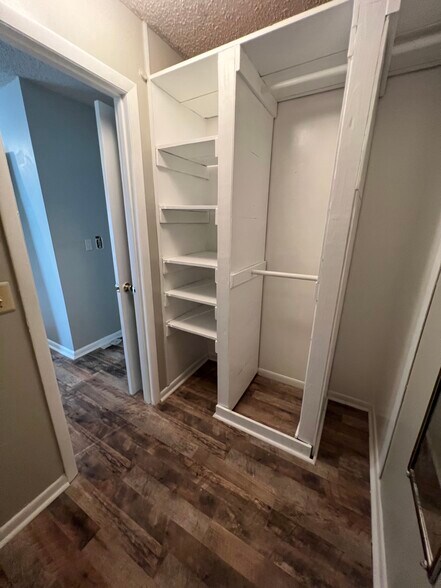 Building Photo - 537 Hickory Hill Dr
