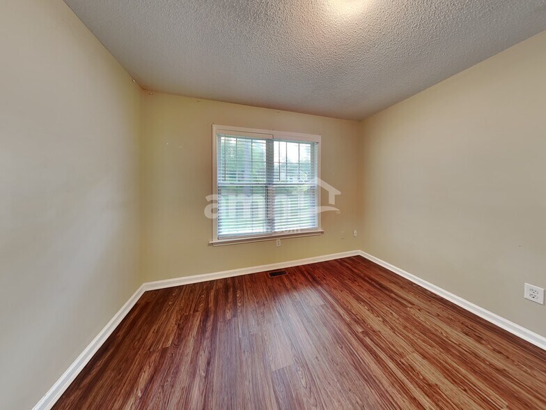 Building Photo - 5 Stonington Way