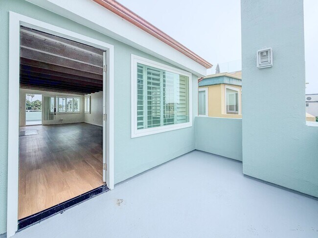 Building Photo - 3525 Sunset Ln