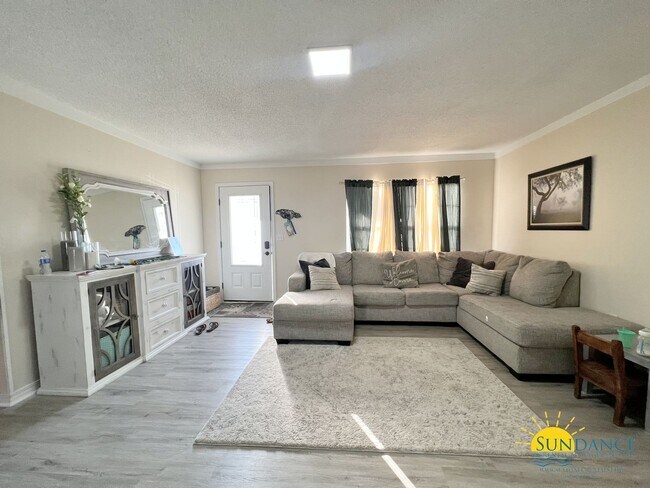 Building Photo - Custom upgrades in this beautiful Crestview home!