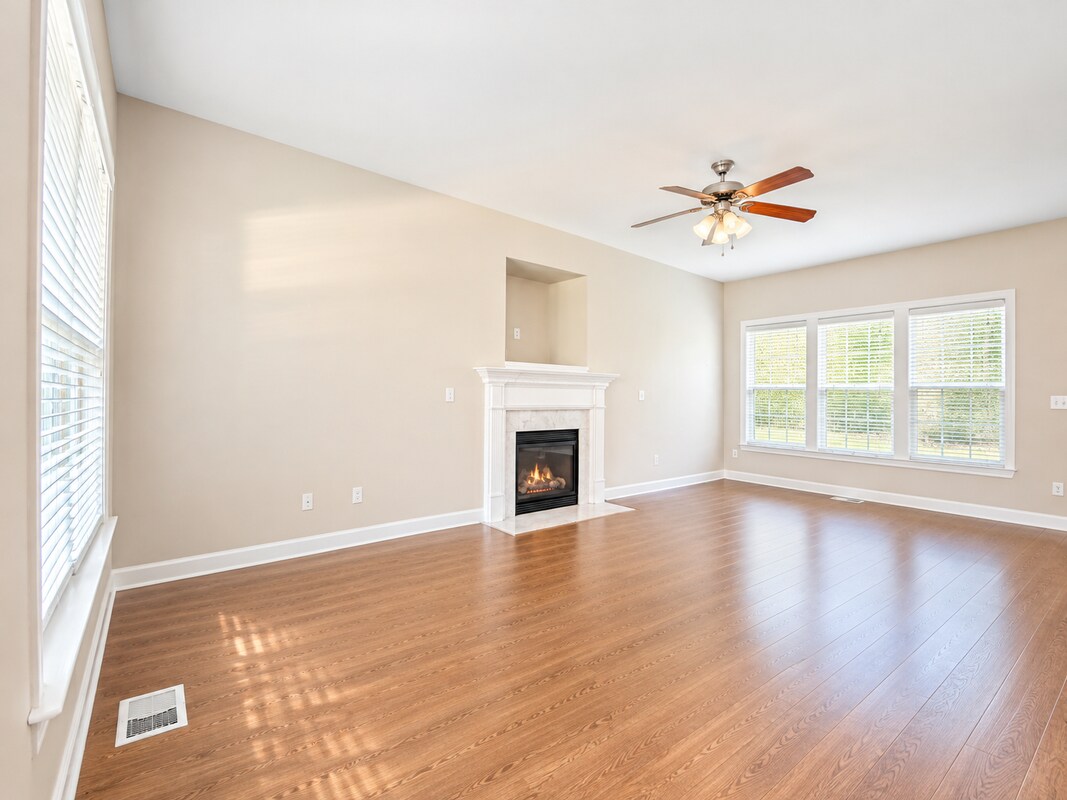 Building Photo - 305 Amaryllis Way