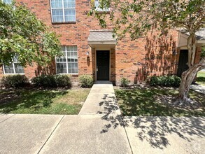 Building Photo - University View, Gated 2 Bedroom Condo For...