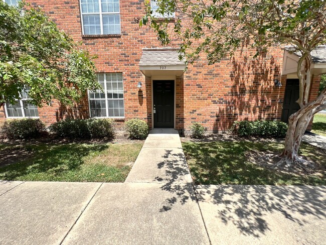 Primary Photo - University View, Gated 2 Bedroom Condo For...