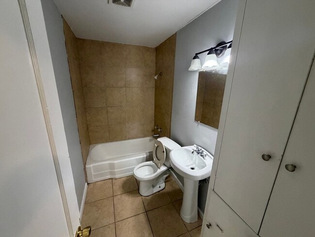 Building Photo - 2 Bedroom Highland Apartment