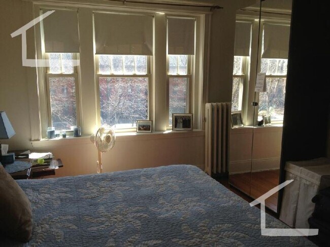 Building Photo - No Brokers fee, Ho Security Deposit, heat,...