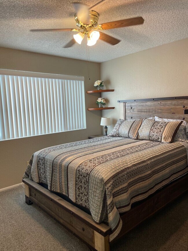 Building Photo - Move in ready condo, ground floor and includes utilities.