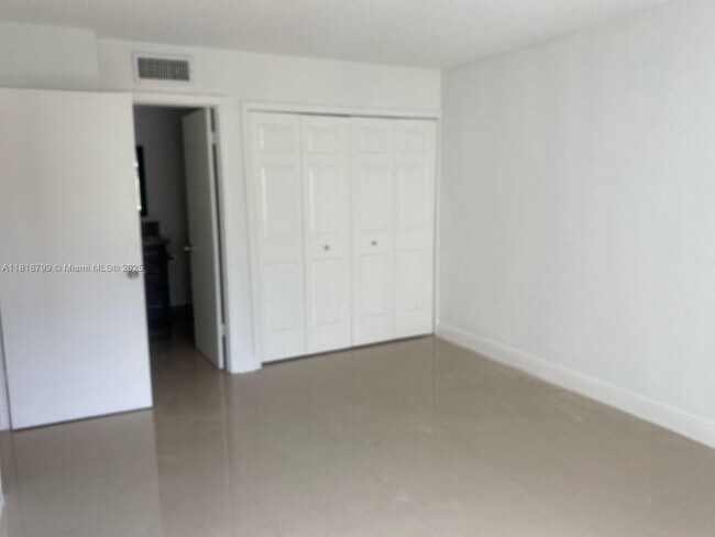 Building Photo - 100 Lakeview Dr