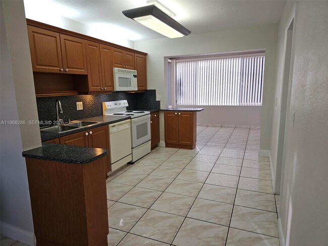 Building Photo - 1000 NE 13th Ave