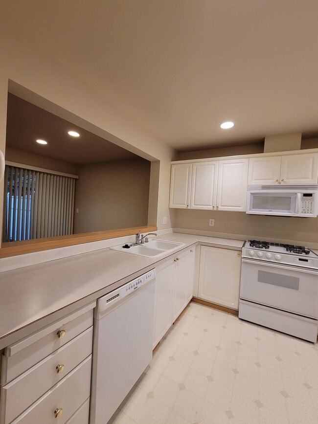 Building Photo - 2 Bedroom Townhome in Desirable Summerwind!