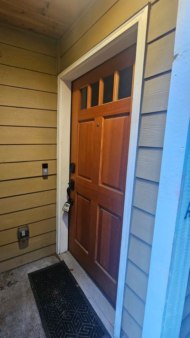 Building Photo - Spacious 3 Bedroom Townhome in West Seattle!