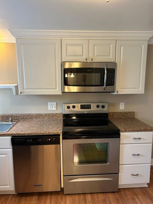 Building Photo - Modern Charm: 2 BR Home with Finished Basement, Pet Friendly, Assigned Parking, and Prime Location!