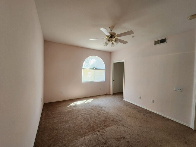 Building Photo - Fabulous First Floor Condo!