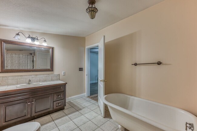 Building Photo - 222 Hulen Ave