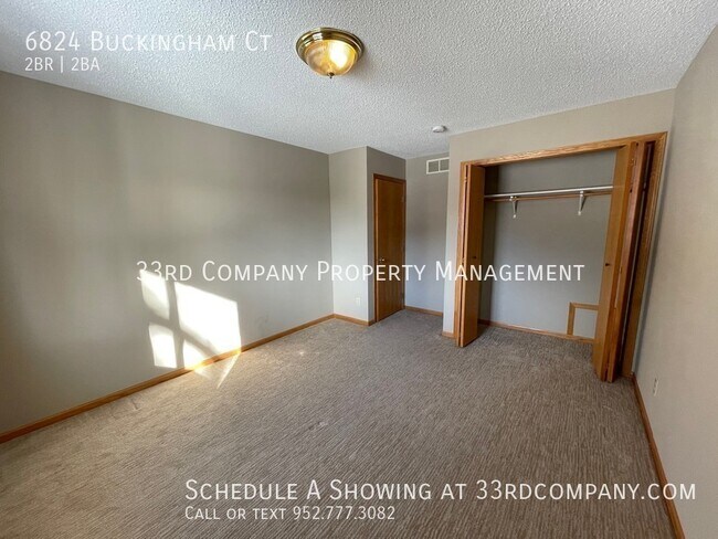 Building Photo - Bright, Updated Twin Home on Cul-de-sac ne...
