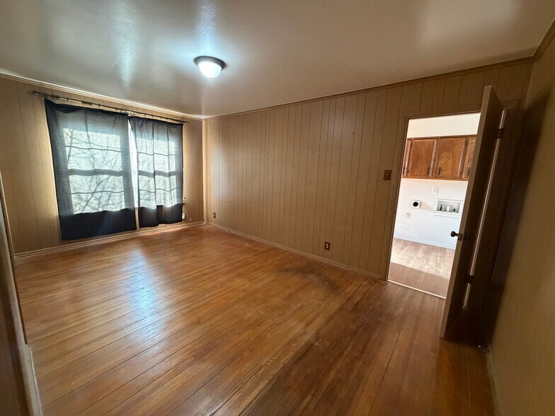 Bedroom #3, or perhaps your study area or whatever your imagination decides! - 1848 Swan Dr