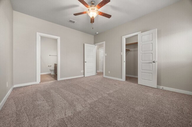 Building Photo - Beautiful 3 Bedroom Duplex Located in New ...