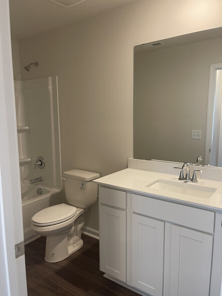 Full Bathroom - 106 Broadtree Cir
