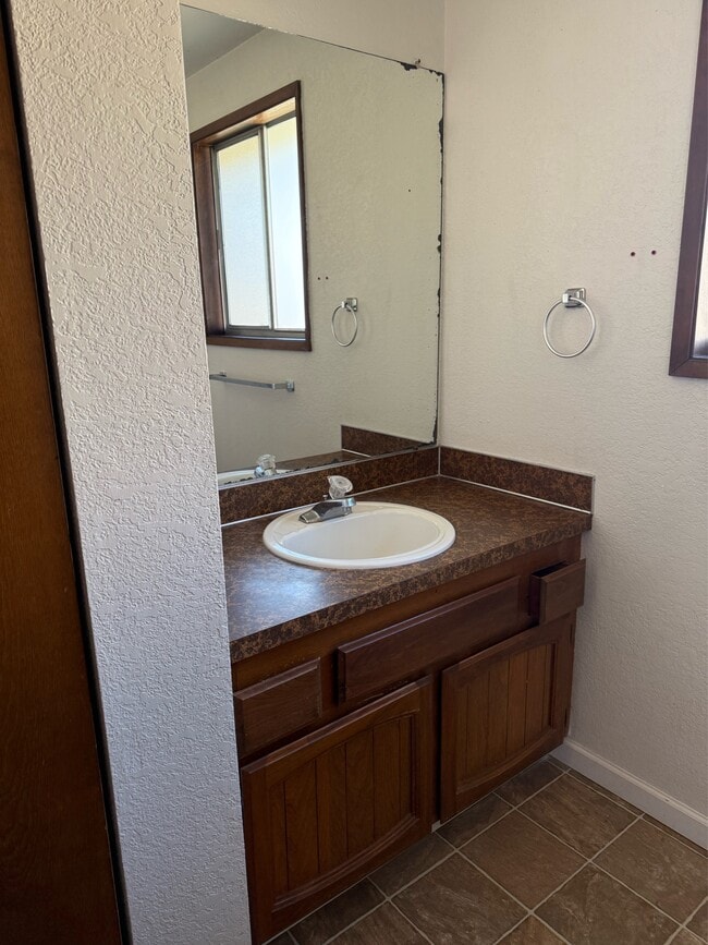 Building Photo - 1036 NE Barager Ave
