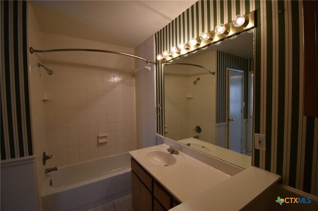 Building Photo - 2215 Dry Creek Dr