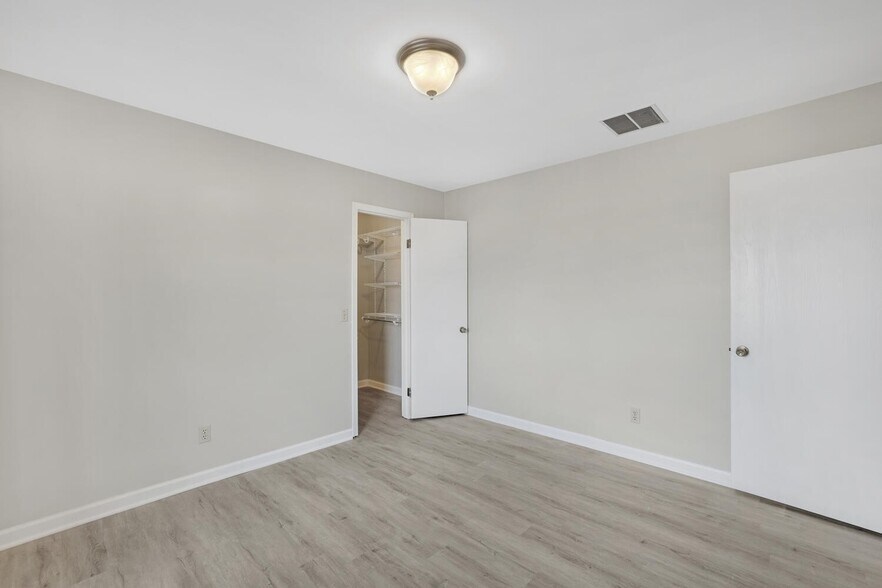Building Photo - 1115 Laura Dr