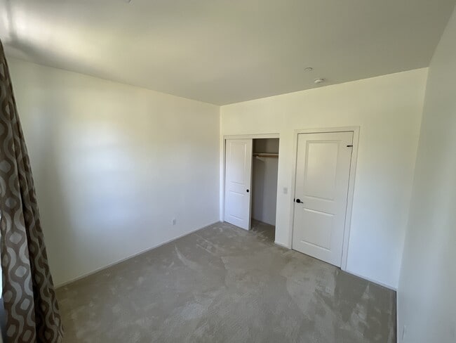 Building Photo - 869 East Mountain Way