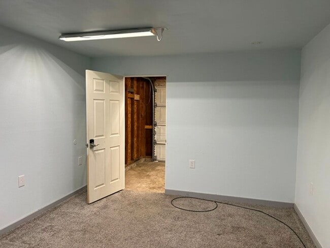 Building Photo - 385 Dianne Ct
