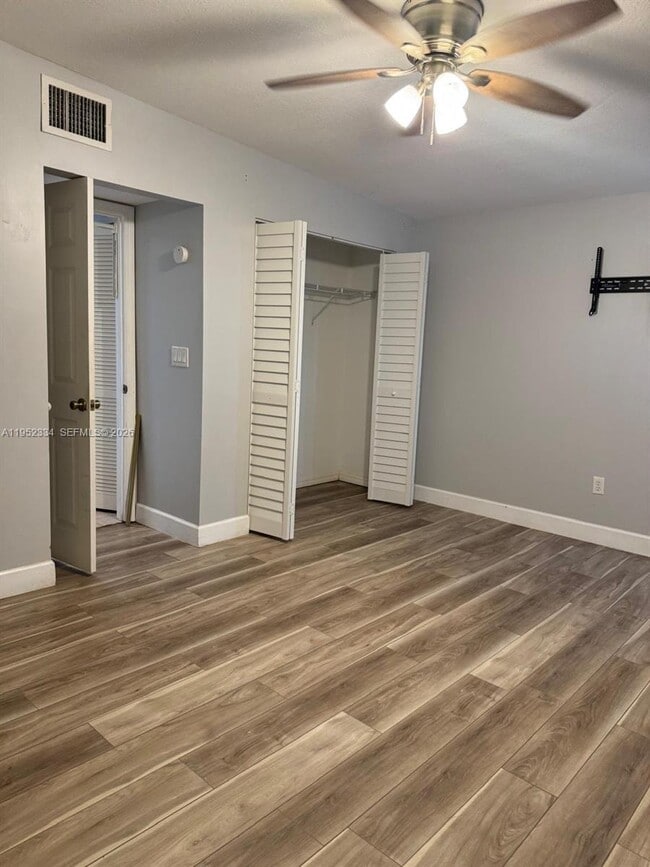 Building Photo - 910 SW Airoso Blvd