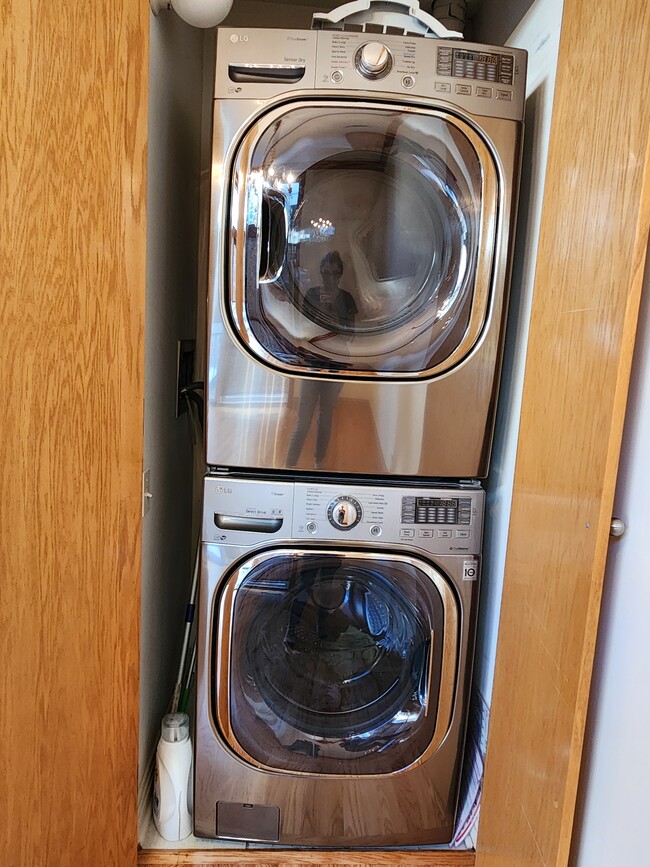 Washer/dryer - 849 W Ohio St