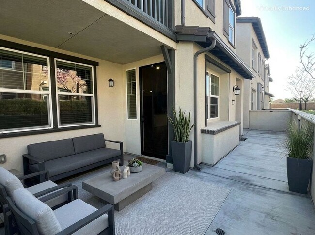 Building Photo - Spacious 3 bedroom, 3-bathroom condo for rent