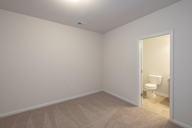 Building Photo - "Spacious 4-Bedroom Retreat with 3.5 Baths...