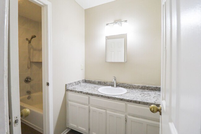 Building Photo - 3 Bed | 1 Bath in East Tulsa!