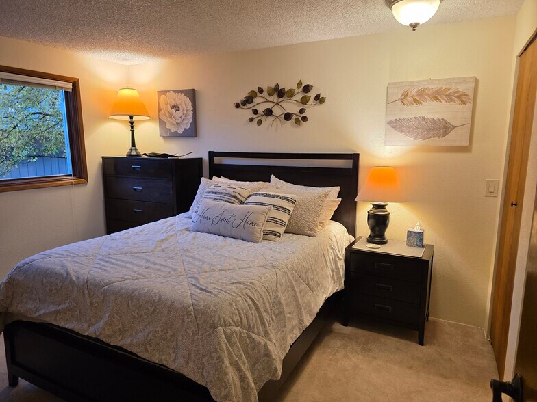 Building Photo - 9645 Independence Dr