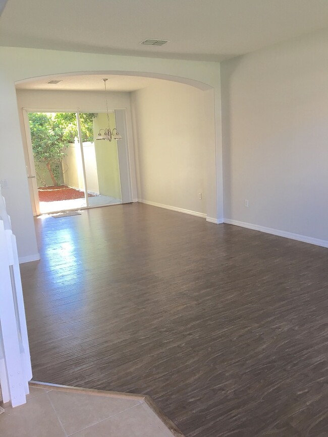 Building Photo - Town Home for Rent in Gated community in O...