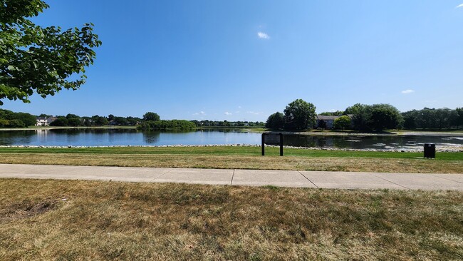 Building Photo - 725 Shady Oaks Ct