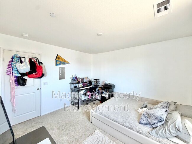 Building Photo - 30120 Crescent Pointe Wy