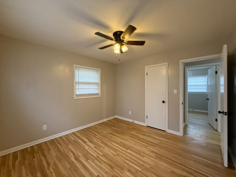Building Photo - 3157 S Elizabeth Ave