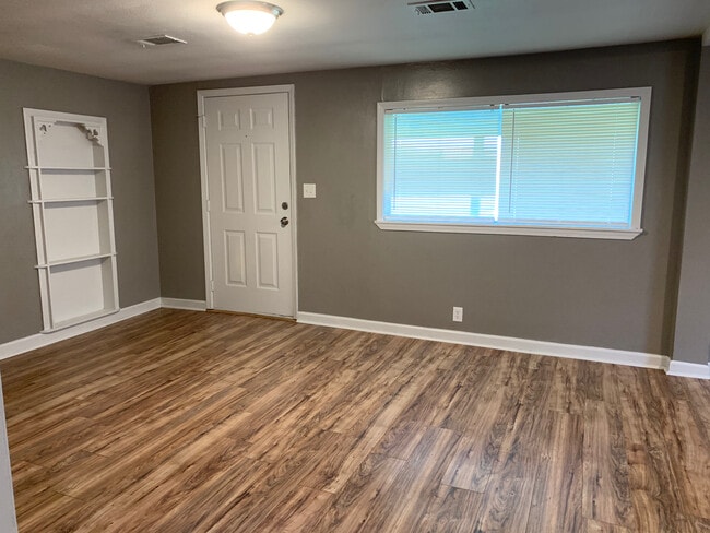 Building Photo - 501 N Pecan St