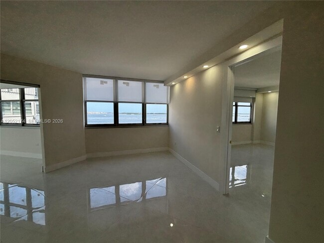 Building Photo - 999 Brickell Bay Dr