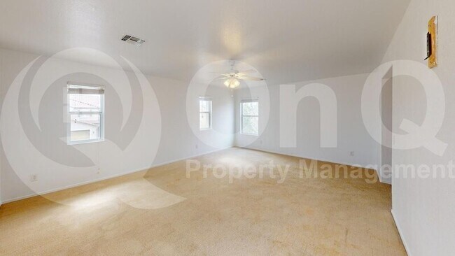 Building Photo - 4720 W Lindenthal Ln