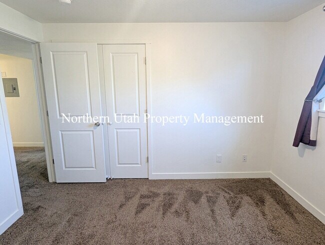 Building Photo - 2 Bed, 1 Bath Lower Unit