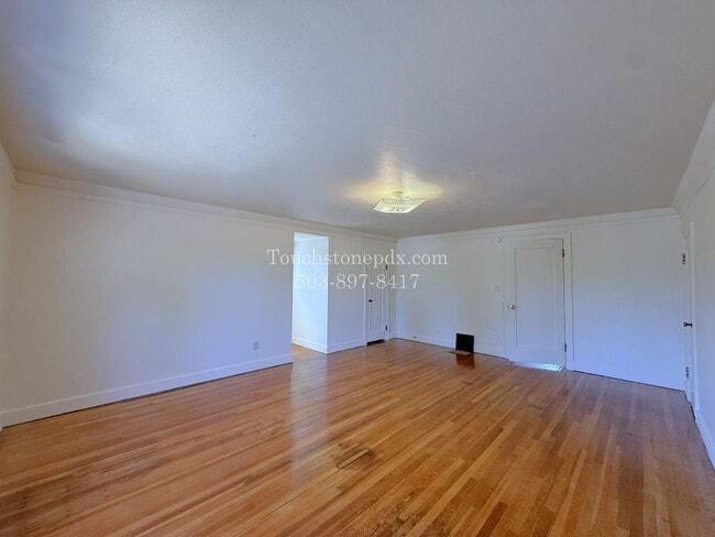Building Photo - MOVE IN SPECIAL! ONE MONTH FREE! Timeless SE Portland 3 Bed Home w/Backyard, Hardwood Floors, & B...